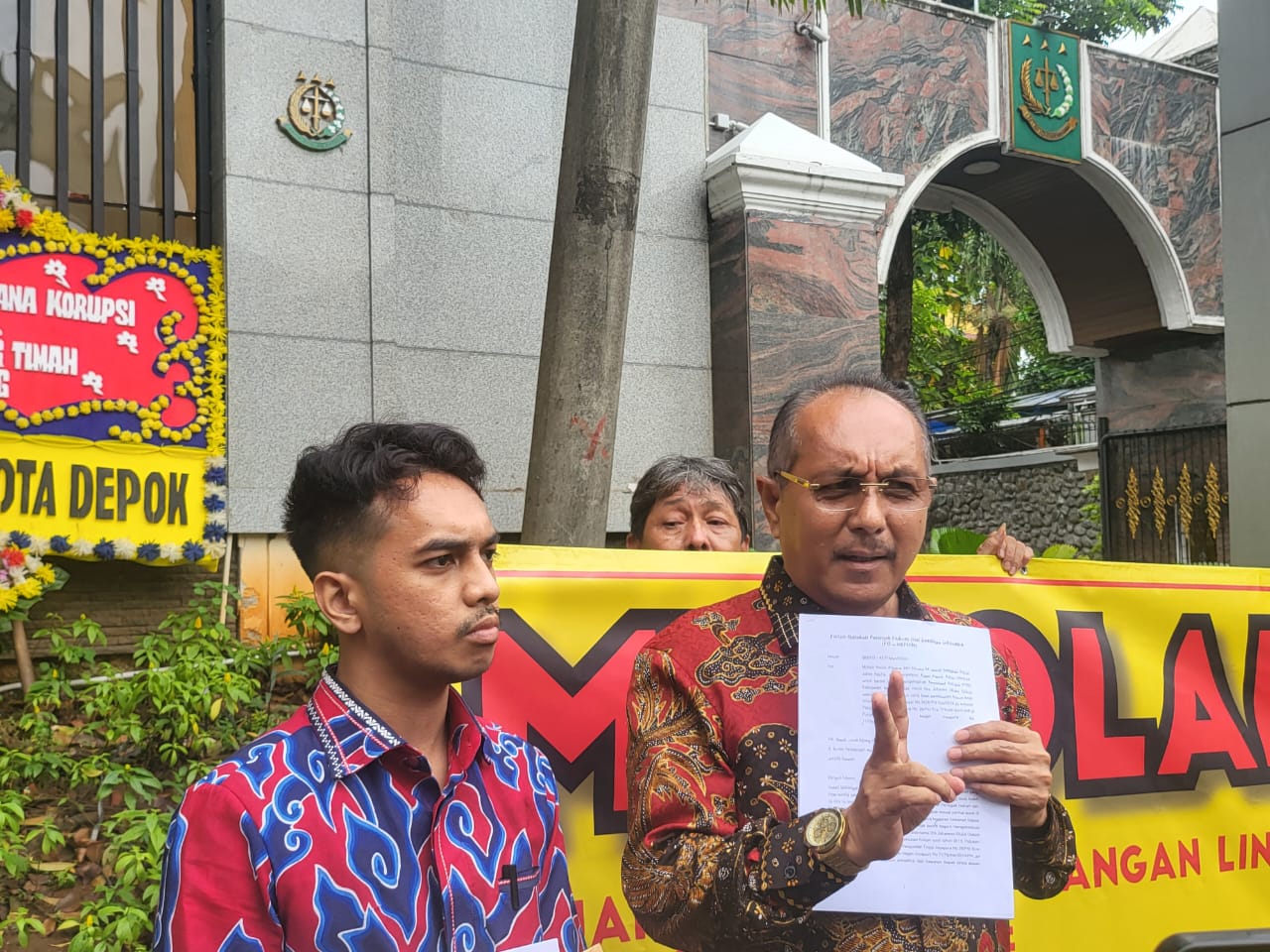 Cosmas Refra, Ketua Forum Gerakan Keadilan Penegakan Hukum Indonesia (FG-Kephin) di Kantor Kejaksaan Agung RI, Jakarta, Senin (3/6)