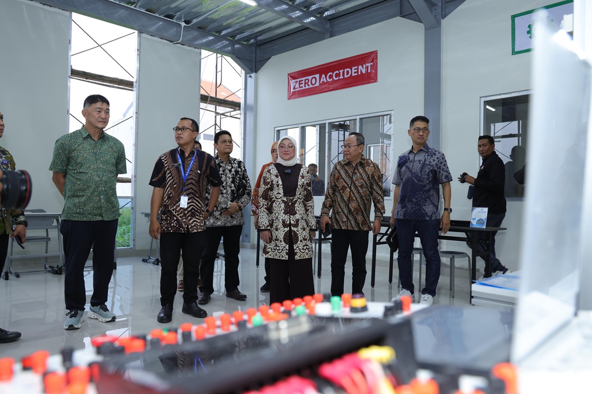 Kehadiran SMK Asy-Syarif Mitra Industri, diharapkan dapat memperkuat hubungan antara pendidikan dan industri.