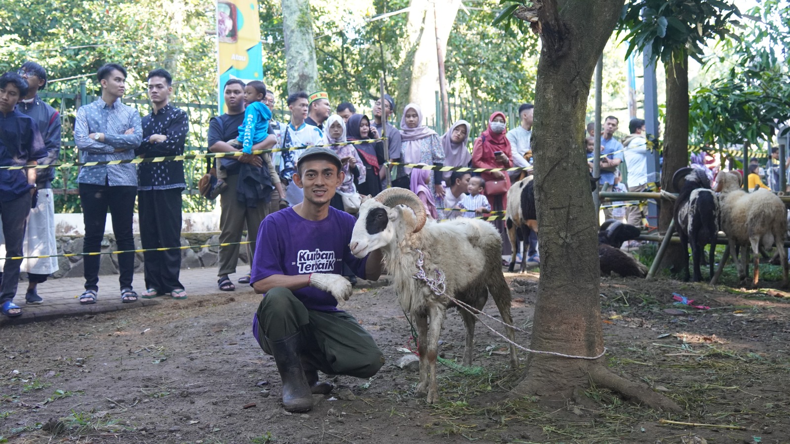 Luqman, marbot Masjid Salman, Bandung, mendapatkan hadiah kurban dari alumni Beasiswa Aktivis Salman 