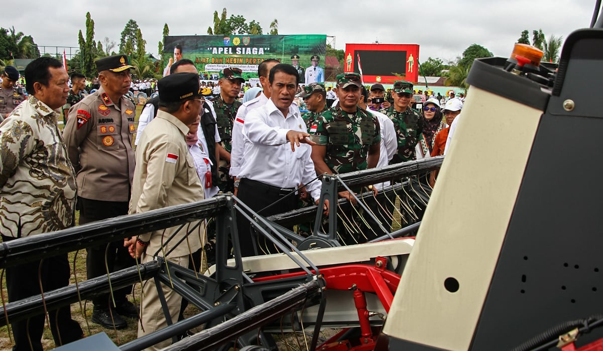 Menteri Pertanian Andi Amran Sulaiman (tengah) memberikan bantuan alat pertanian, salah satunya pompa air