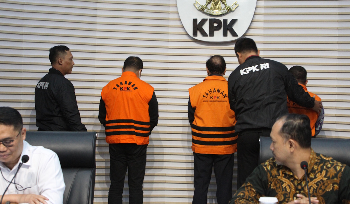 Mantan Sekretaris Utama Basarnas yang juga Kepala Badan Penanggulangan Bencana (Baguna) PDIP Max Ruland Boseke (tengah) 