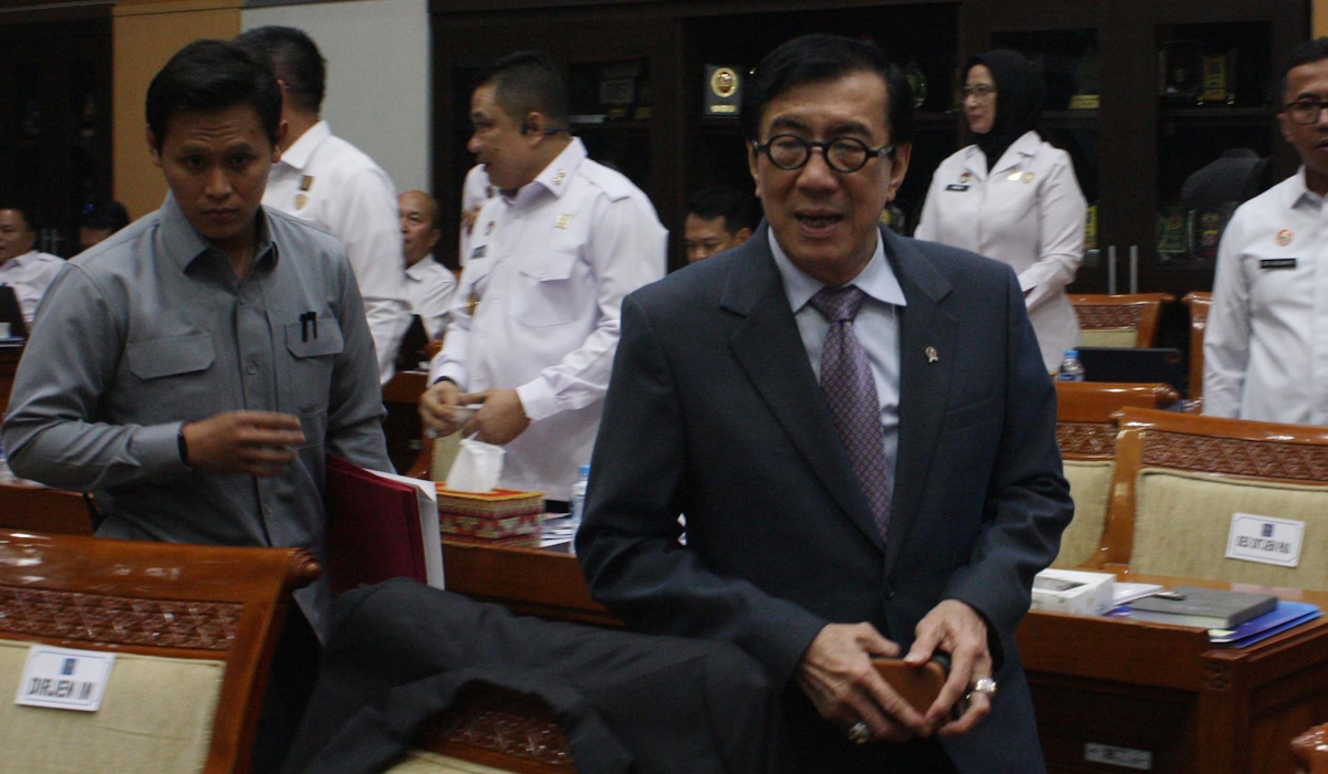 Menteri Hukum dan HAM (Menkumham) Yasonna Laoly (kiri) bersiap untuk mengikuti rapat dengan Komisi III DPR RI