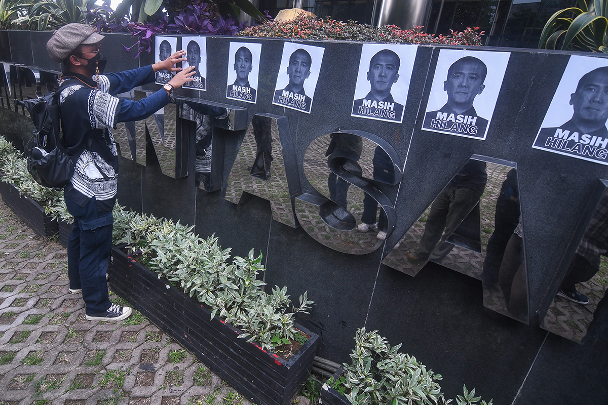 Aktivis ICW memasang poster buronan Harun Masiku di depan Gedung Merah Putih KPK, Jakarta, Senin (15/1).