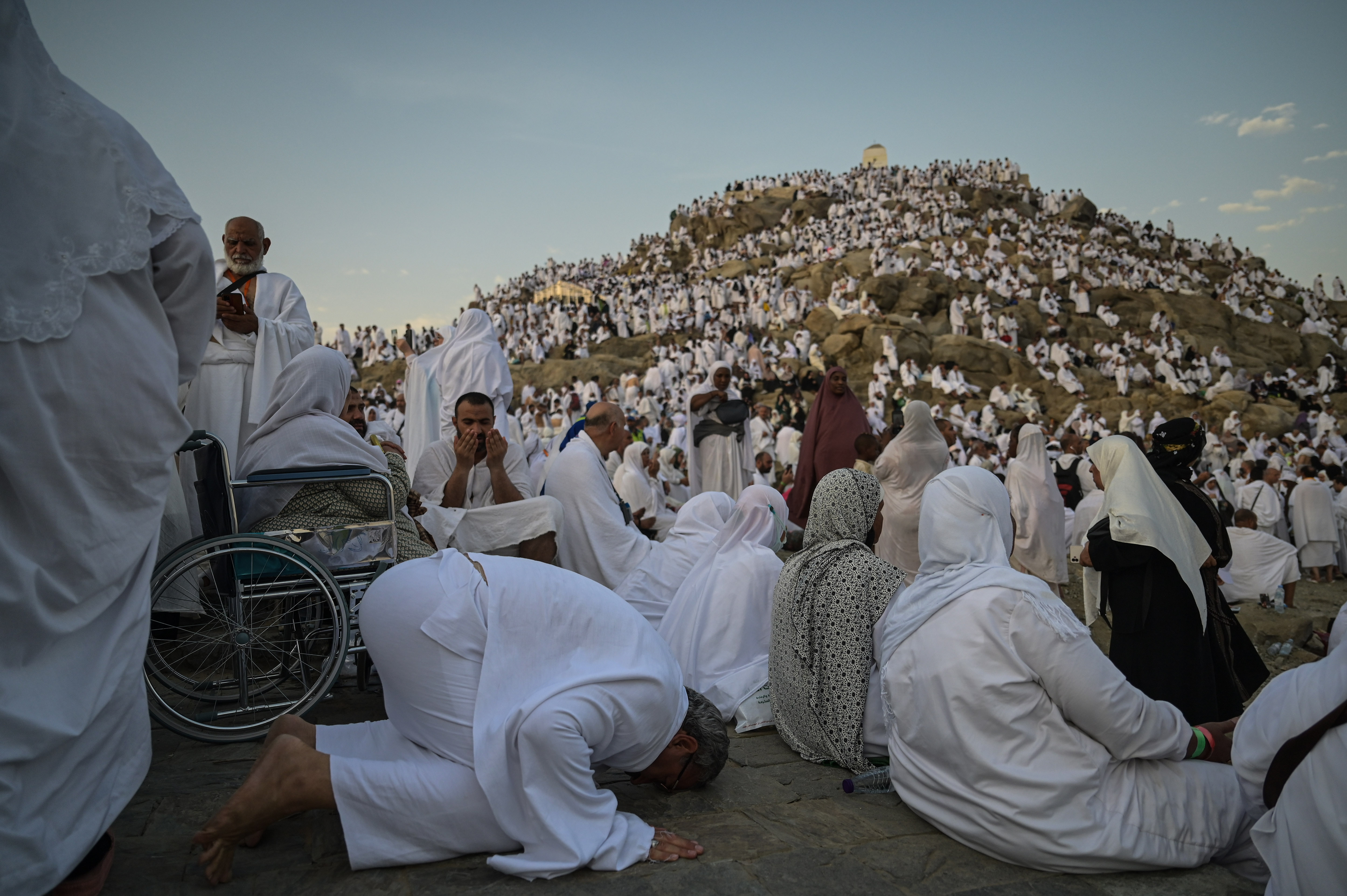 Umat Islam memadati Jabal Rahmah jelang wukuf di Arafah, Mekah, Arab Saudi, Sabtu (15/6/2024). 