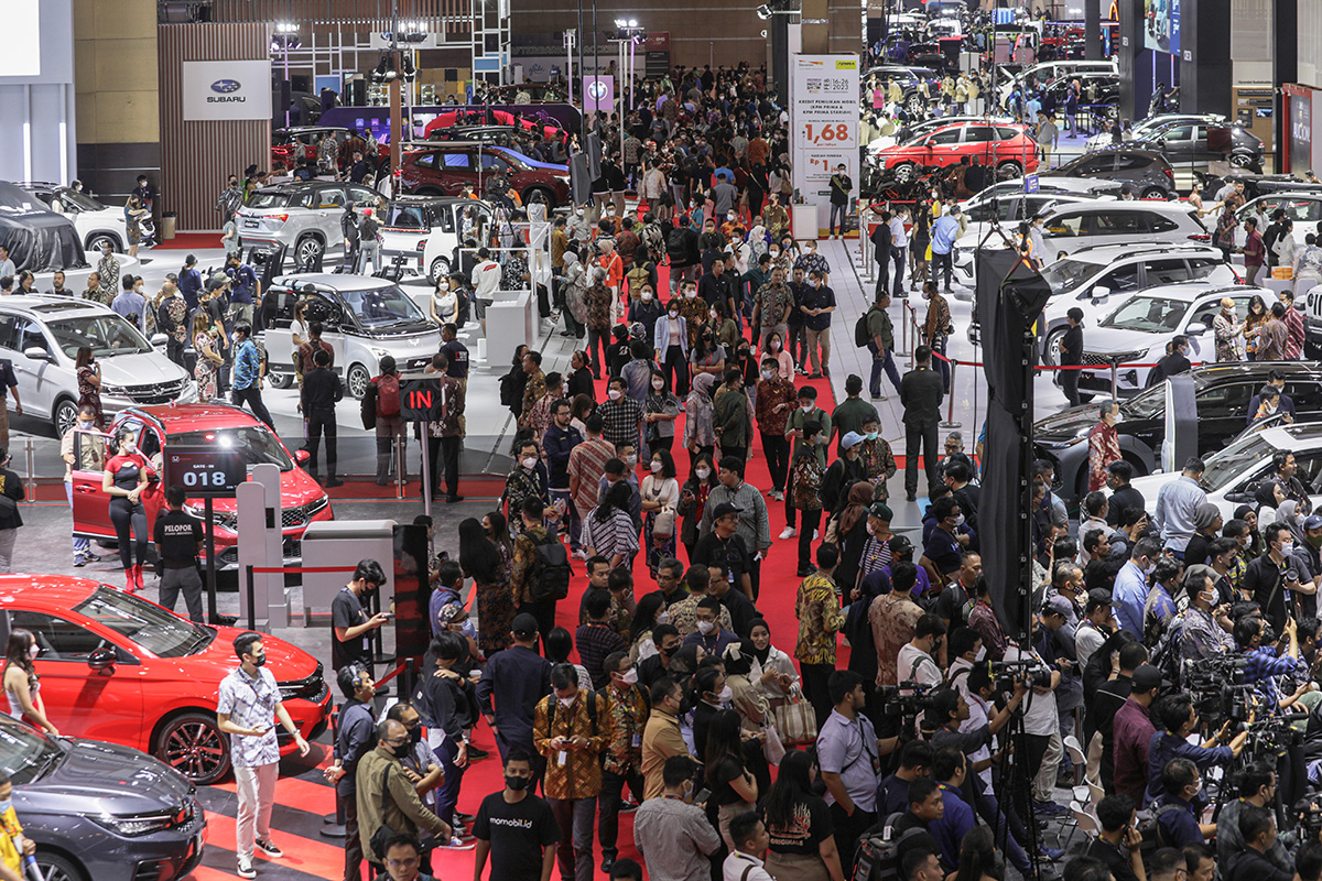 Pengunjung memadati pameran otomotif Indonesia International Motor Show (IIMS).
