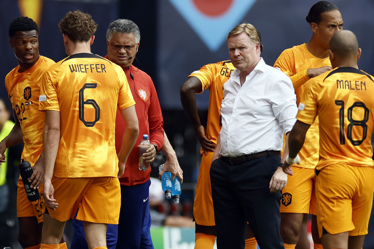 Pelatih kepala Belanda Ronald Koeman (ketiga-kanan) bereaksi selama pertandingan sepak bola UEFA Nations League untuk perebutan tempat ketig