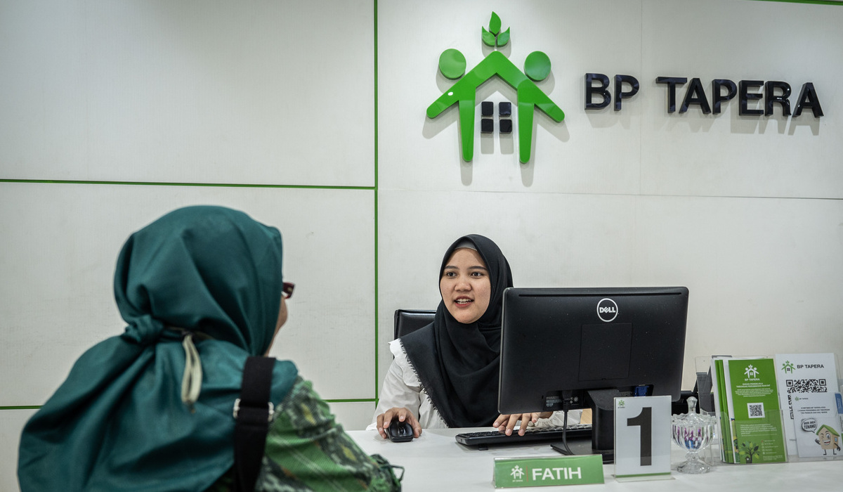 Petugas melayani peserta tabungan perumahan rakyat (Tapera) di Kantor Pelayanan Badan Pengelola Tapera, Jakarta.
