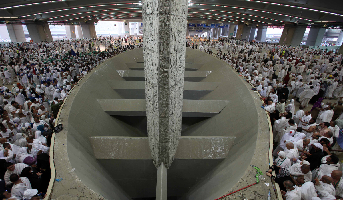 Ribuan jamaah haji melakukan prosesi melontar Jumrah di Jamarat, Mina, Mekkah.