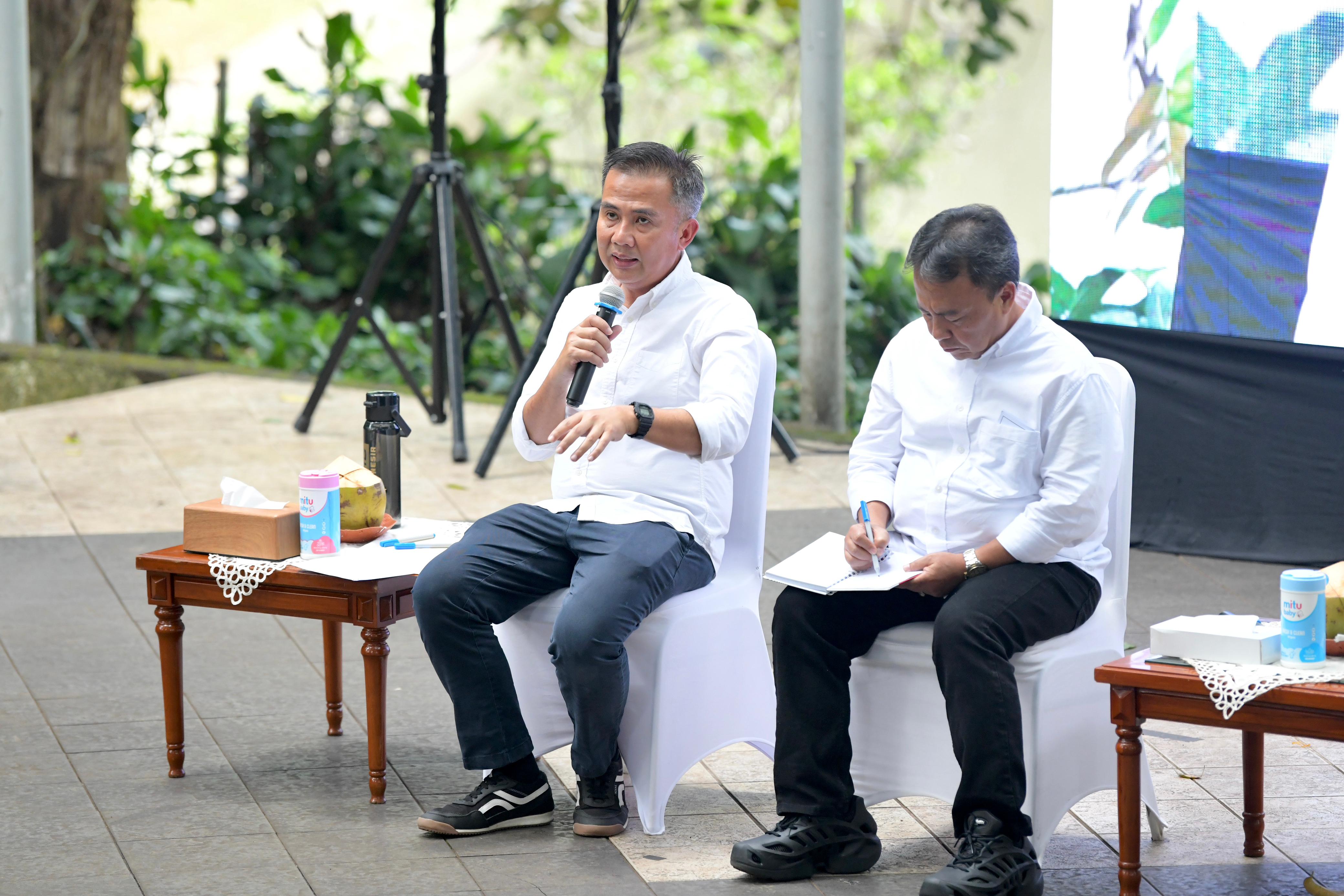 Penjabat Gubernur Jawa Barat Bey Machmudin (kiri).