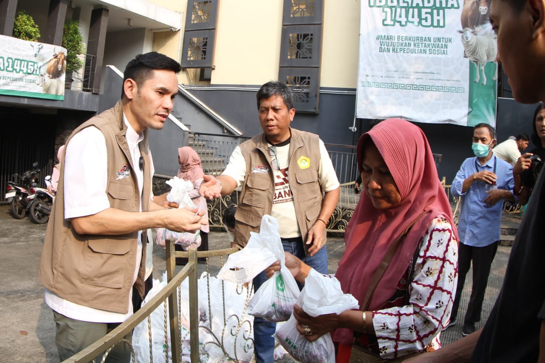 Pembagian daging kurban pada masyarakat.