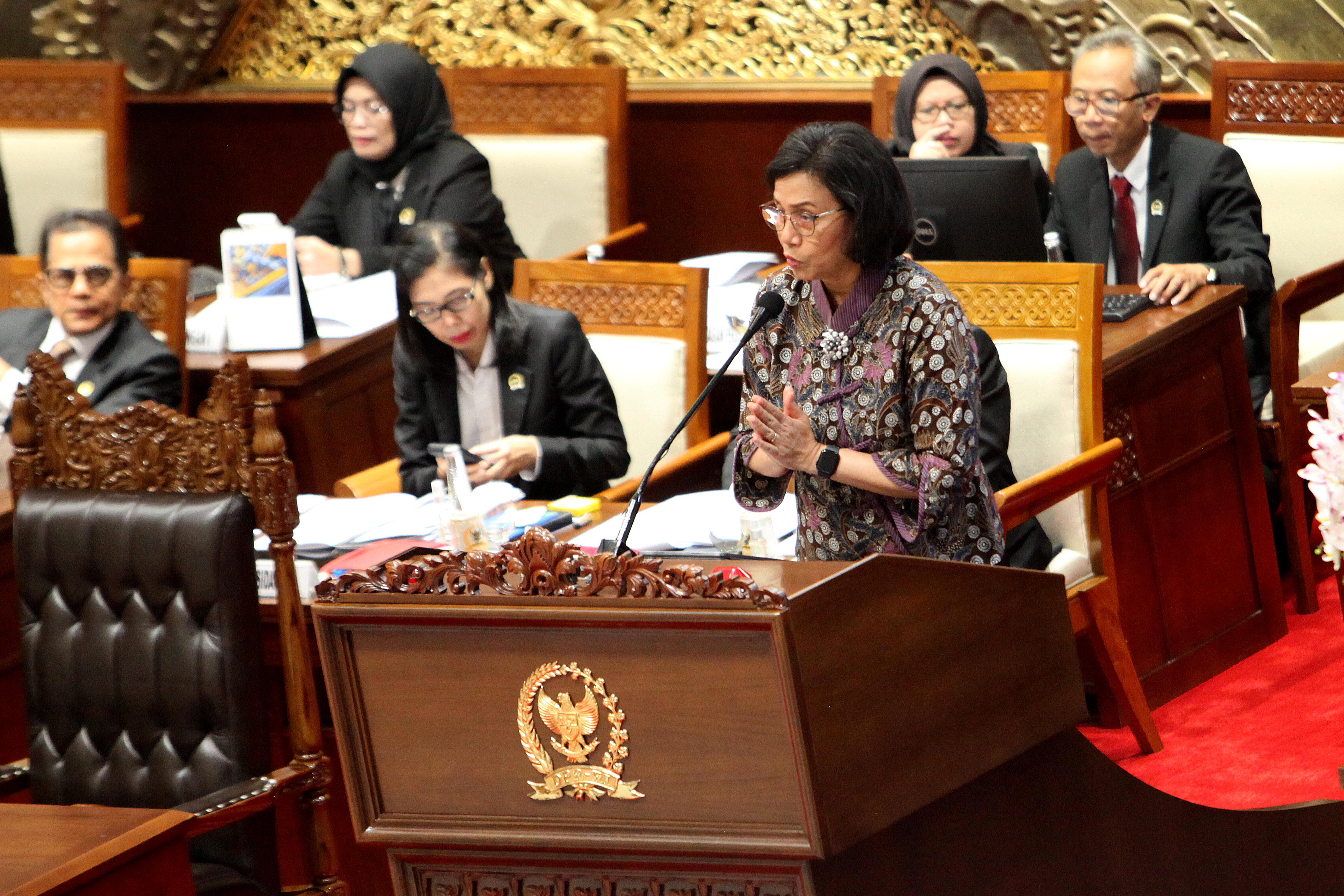 Menteri Keuangan Sri Mulyani (kiri) menyampaikan tanggapan pemerintah dalam rapat paripurna masa sideng ke V DPR