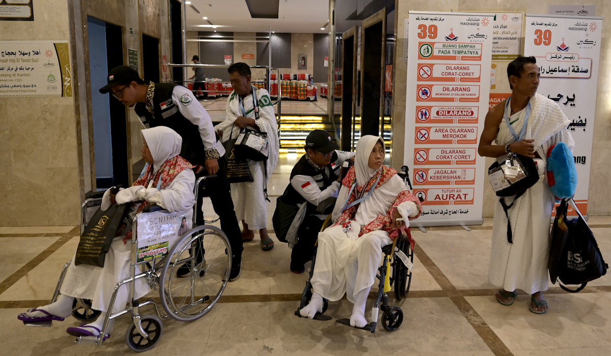 Petugas Penyelenggara Ibadah Haji (PPIH) Daker Makkah membantu jamaah calon haji (JCH) Indonesia 