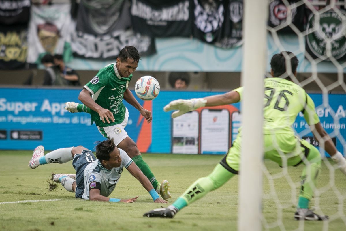  Pesepak bola PSS Sleman Muhammad Abduh Lestaluhu berebut bola dengan pesepak bola Persita Tangerang Muhammad Toha.