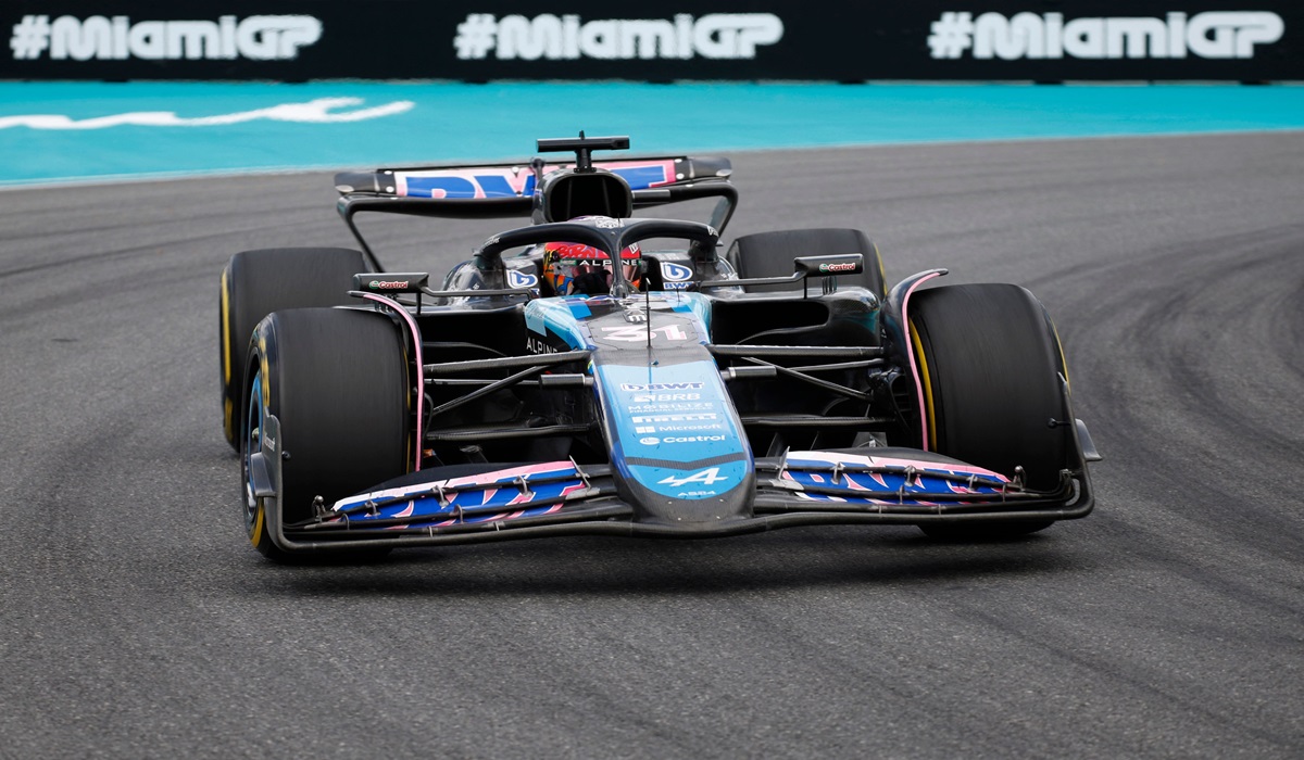 Pembalap tim Alpine Esteban Ocon