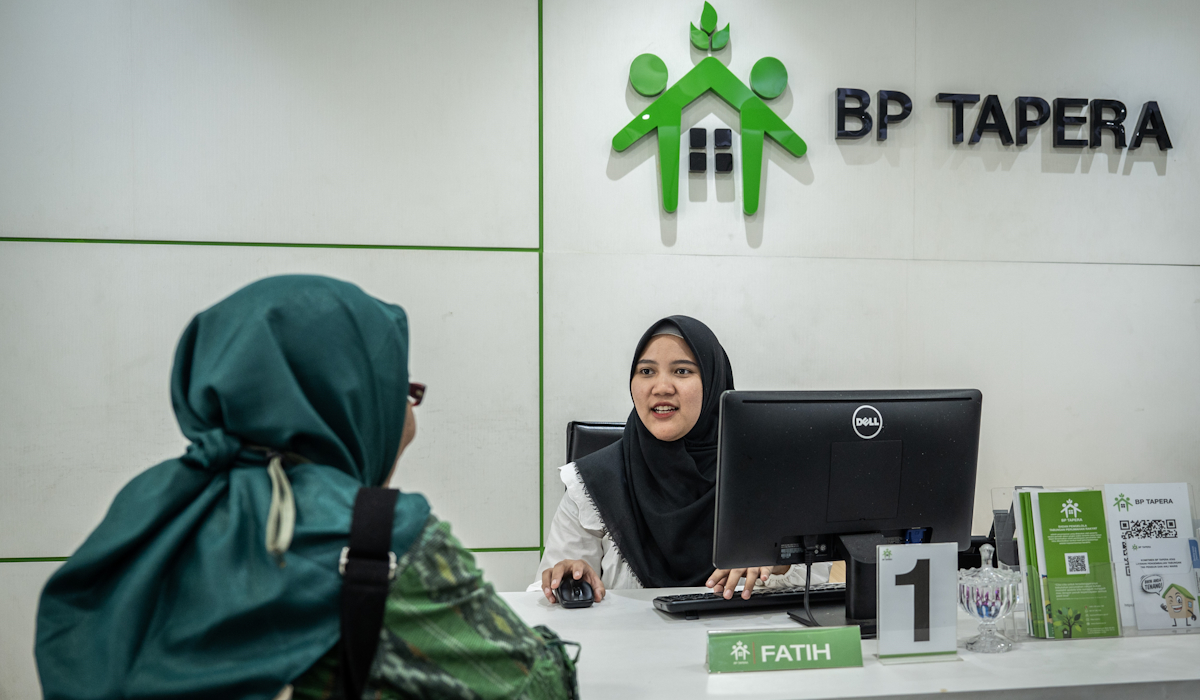 Petugas melayani peserta tabungan perumahan rakyat (Tapera) di Kantor Pelayanan Badan Pengelola Tapera, Jakarta 