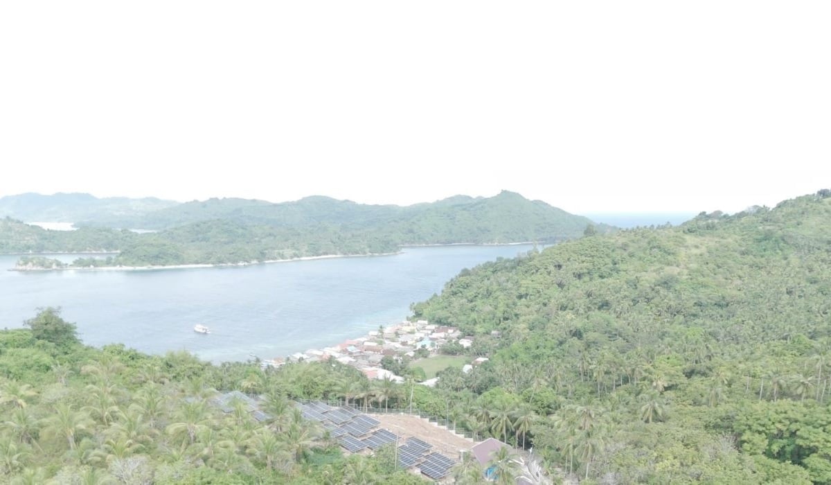PLTS Tanamalala dengan kapasitas 176 kWp yang terletak di Pulau Bembe, Sulawesi Selatan.