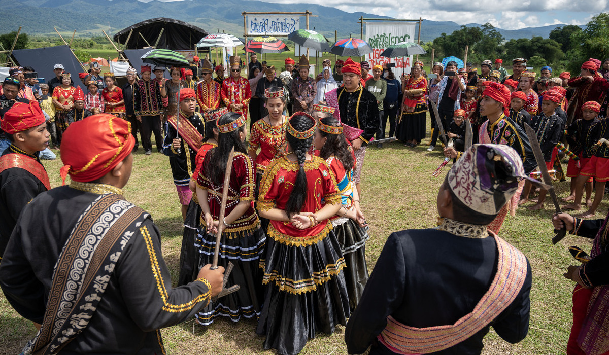 Warga adat memainkan tari masue atau penyambutan tamu pada pembukaan Festival Tampo Lore.