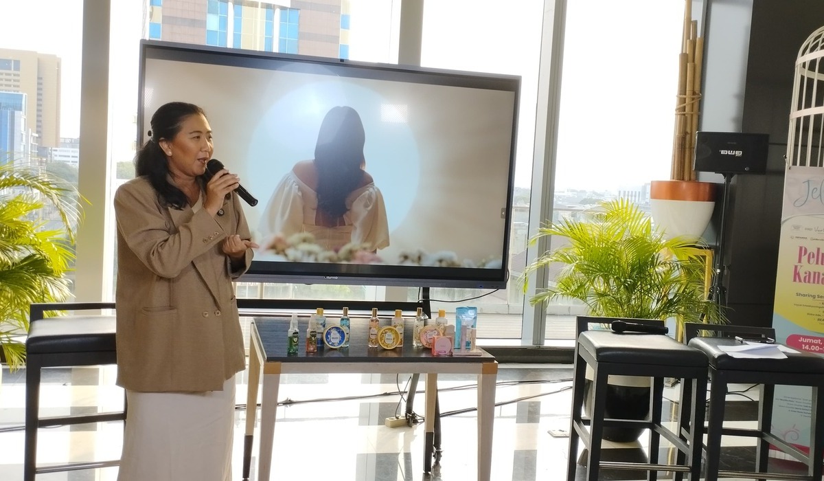 Group Brand Manager Mustika Ratu, Mega Anjasmoro, dalam peluncuran Kanal Jelita, Jumat (21/6).