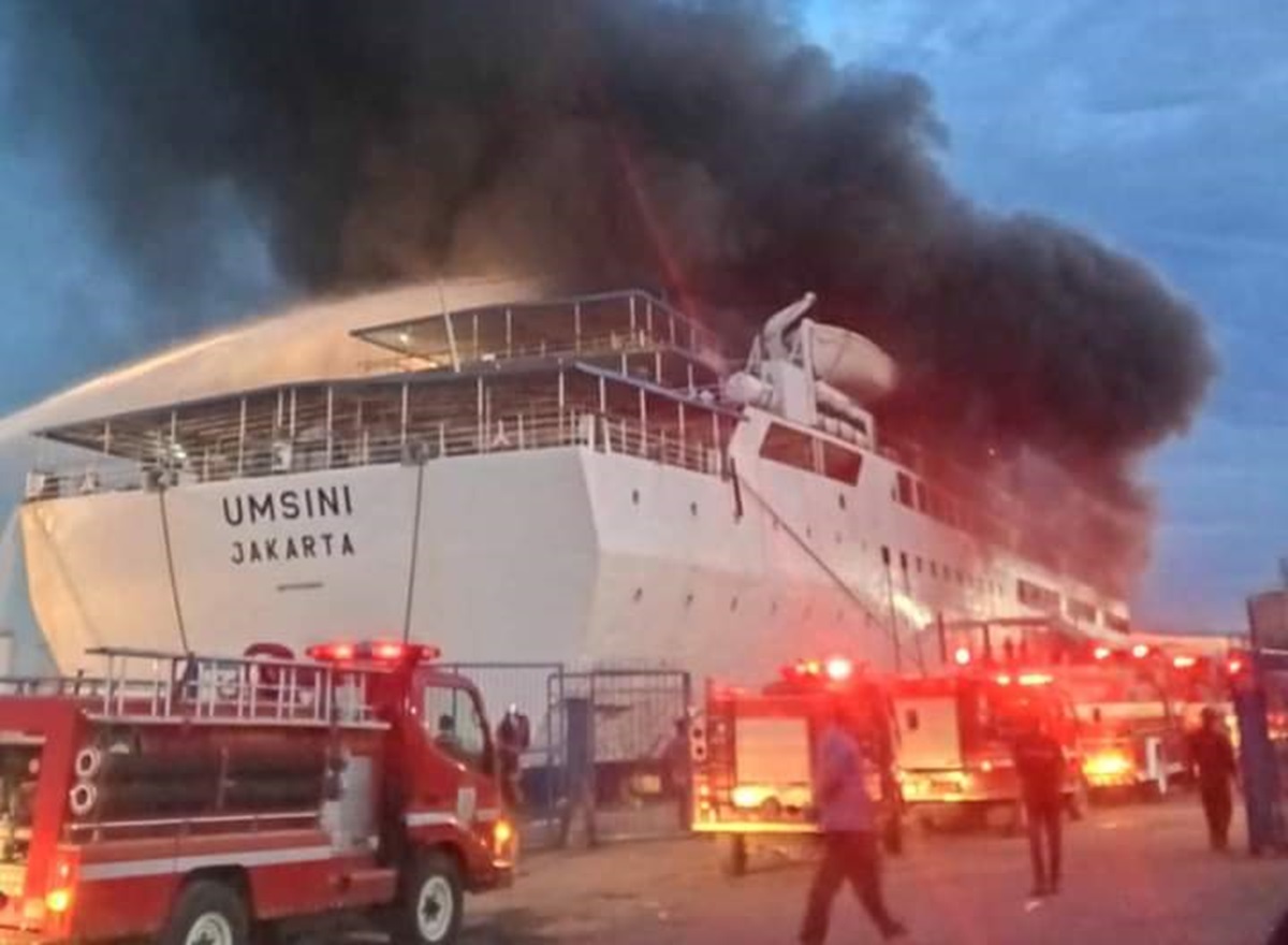 KM Umsini terbakar saat bersandar di Pelabuhan Soekarno Hatta, Makassar, Sulawesi Selatan, Minggu (9/6).