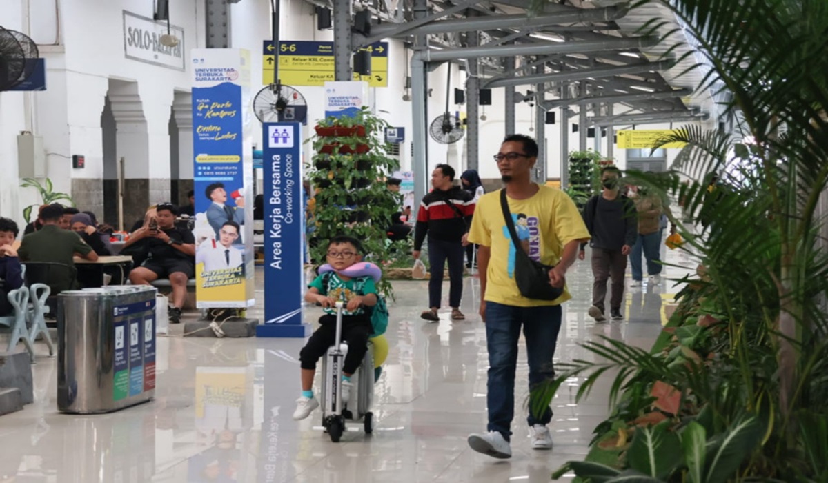 Penumpang kereta api di Stasiun Solo Balapan pada libur panjang Idul Adha tahun ini.