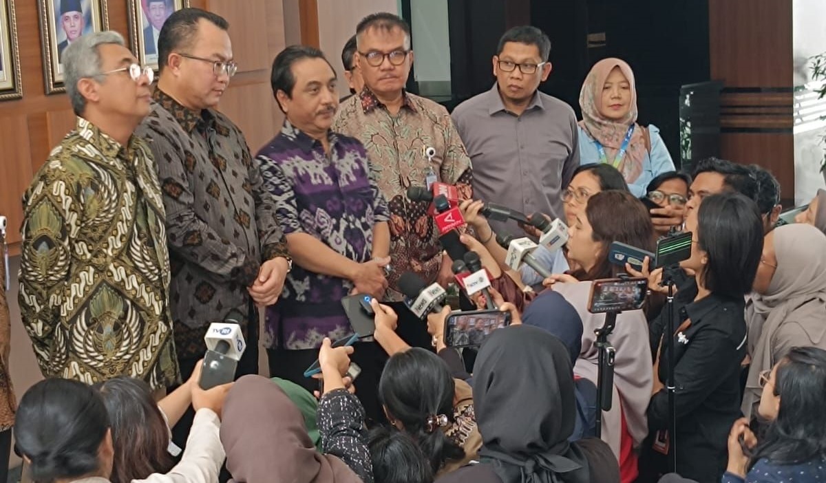 WAKIL Pansel KPK Arif Satria (dua dari kiri) dan  Direktur Pemberitaan Harian Umum Media Indonesia Abdul Kohar (tiga dari kiri).