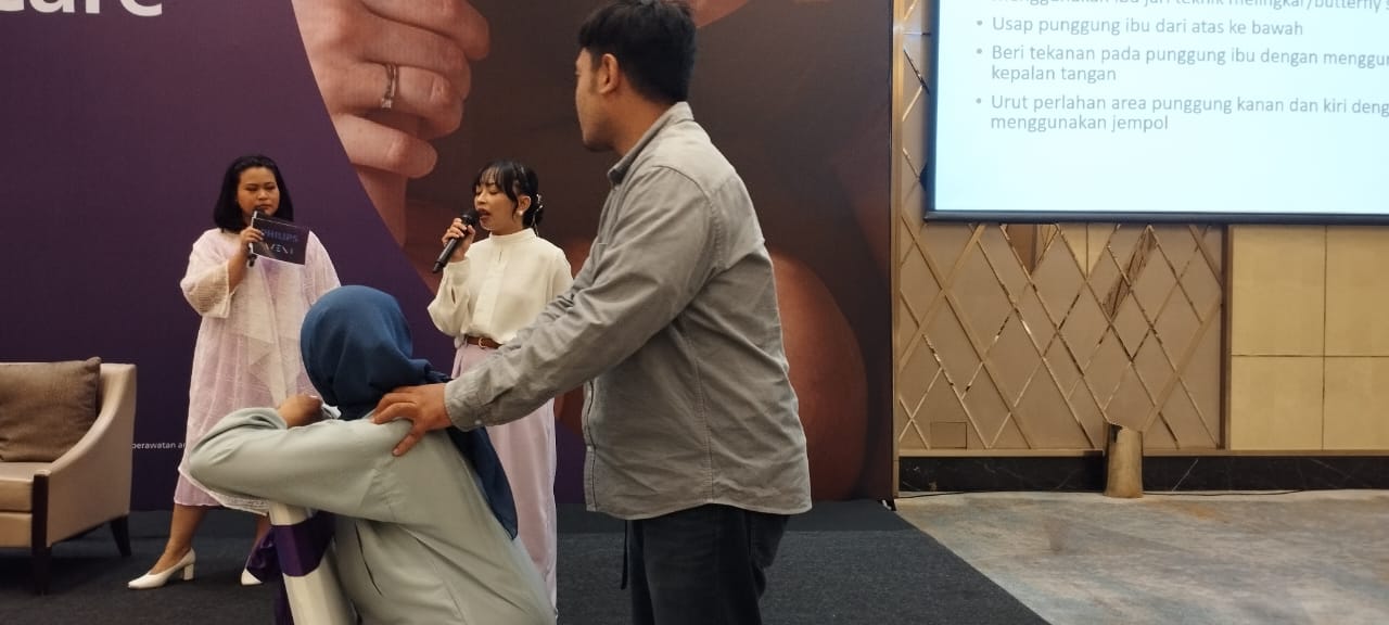 Proses Pijat Oksitosin yang di ikuti oleh peserta dan dipandu oleh bidan Ony. 