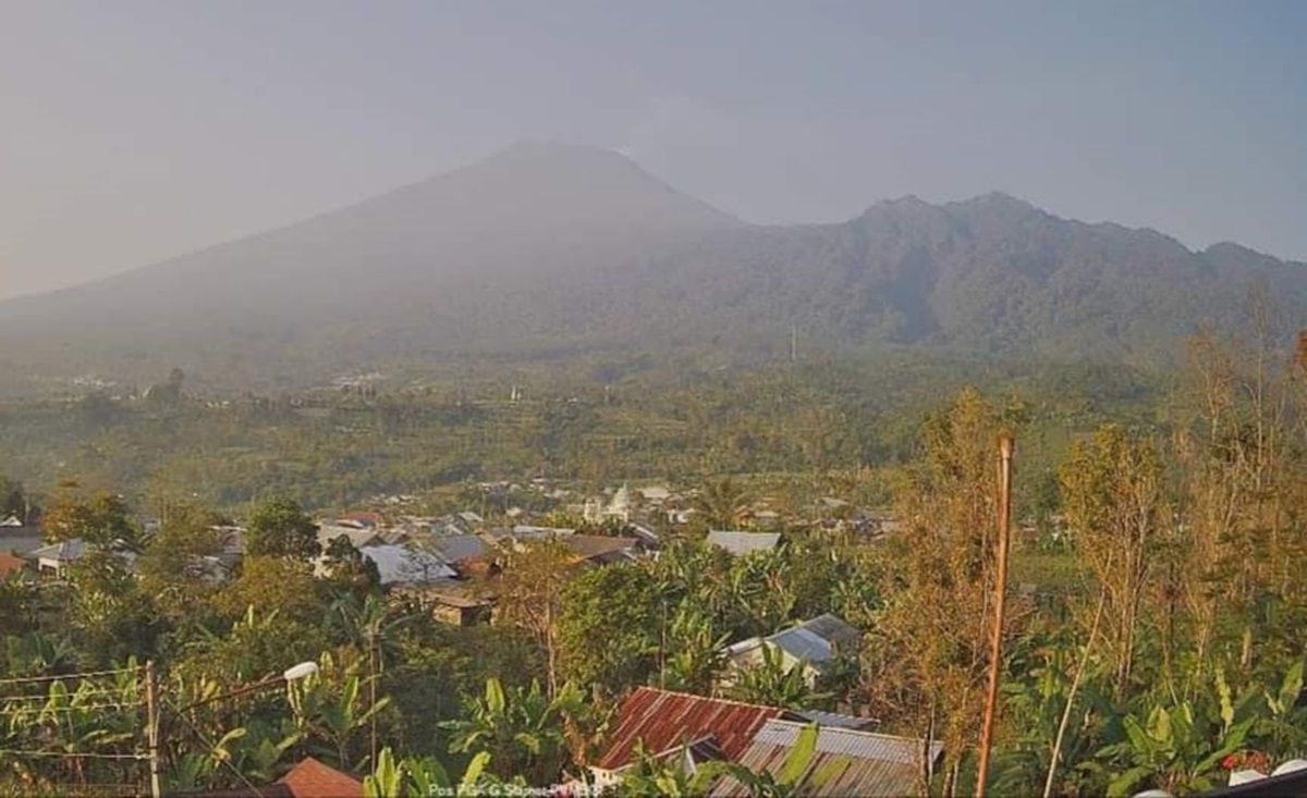 Kondisi Gunung Selamat pagi ini Selasa (11/6) masih berada di level II (Waspada) diselimuti kabut