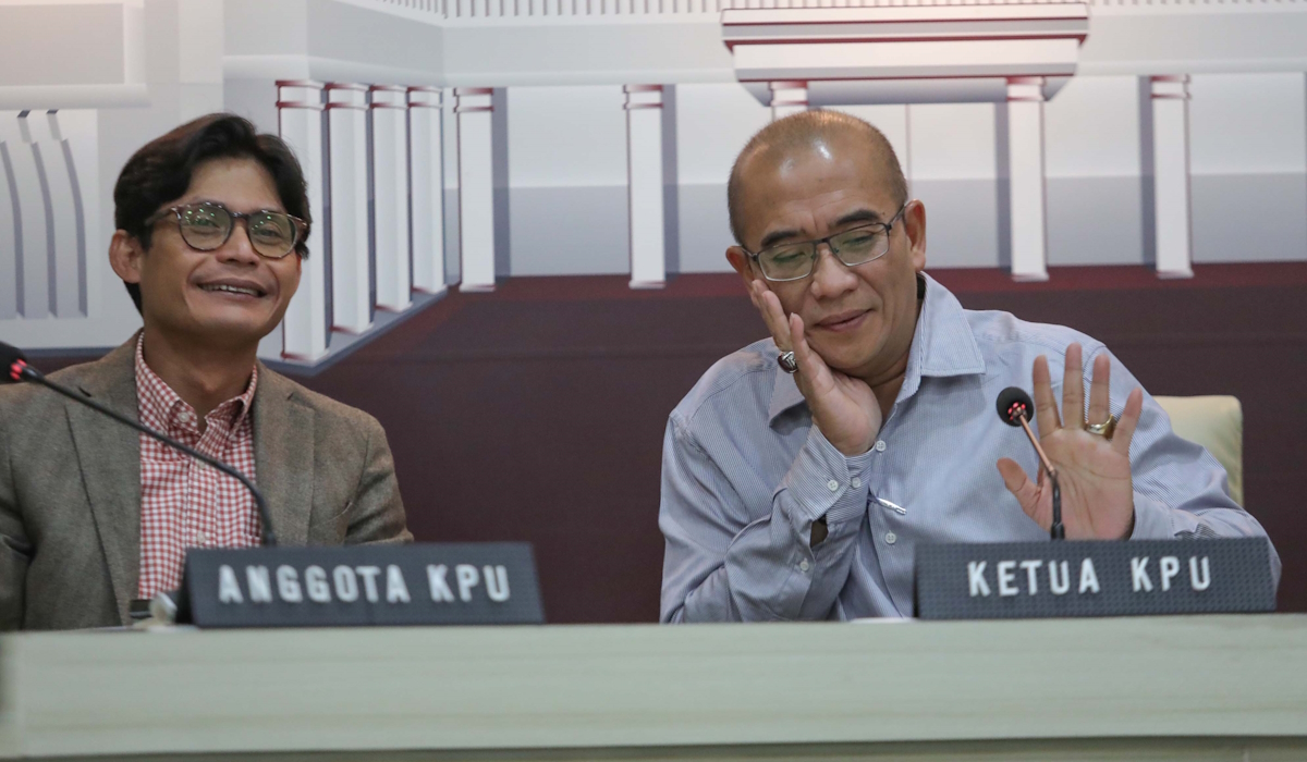 Ketua KPU Hasyim Asy'ari (kanan) didampingi Anggota KPU August Mellaz