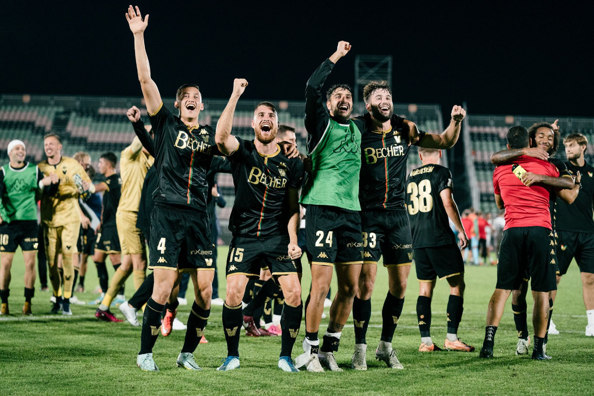 Para pemain Venezia merayakan kemenangannya setelah berhasil lolos ke Serie A untuk musim depan