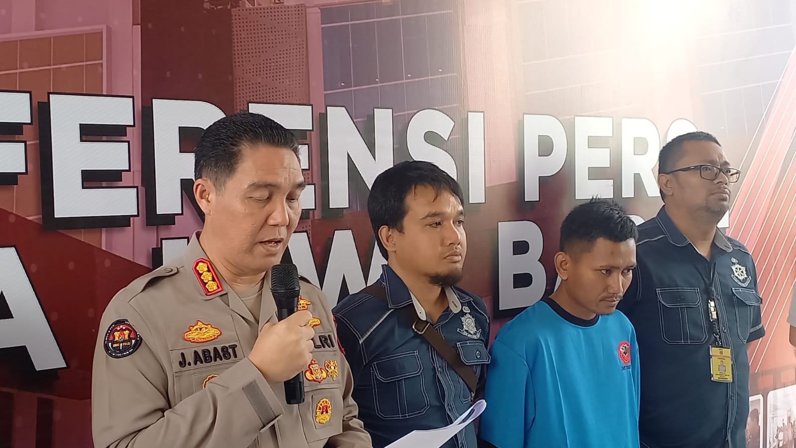 Sosok Pegi Setiawan (berkaos biru) pelaku utama pembunuhan Vina dan Eky di Cirebon, Jawa Barat, tahun 2016. 