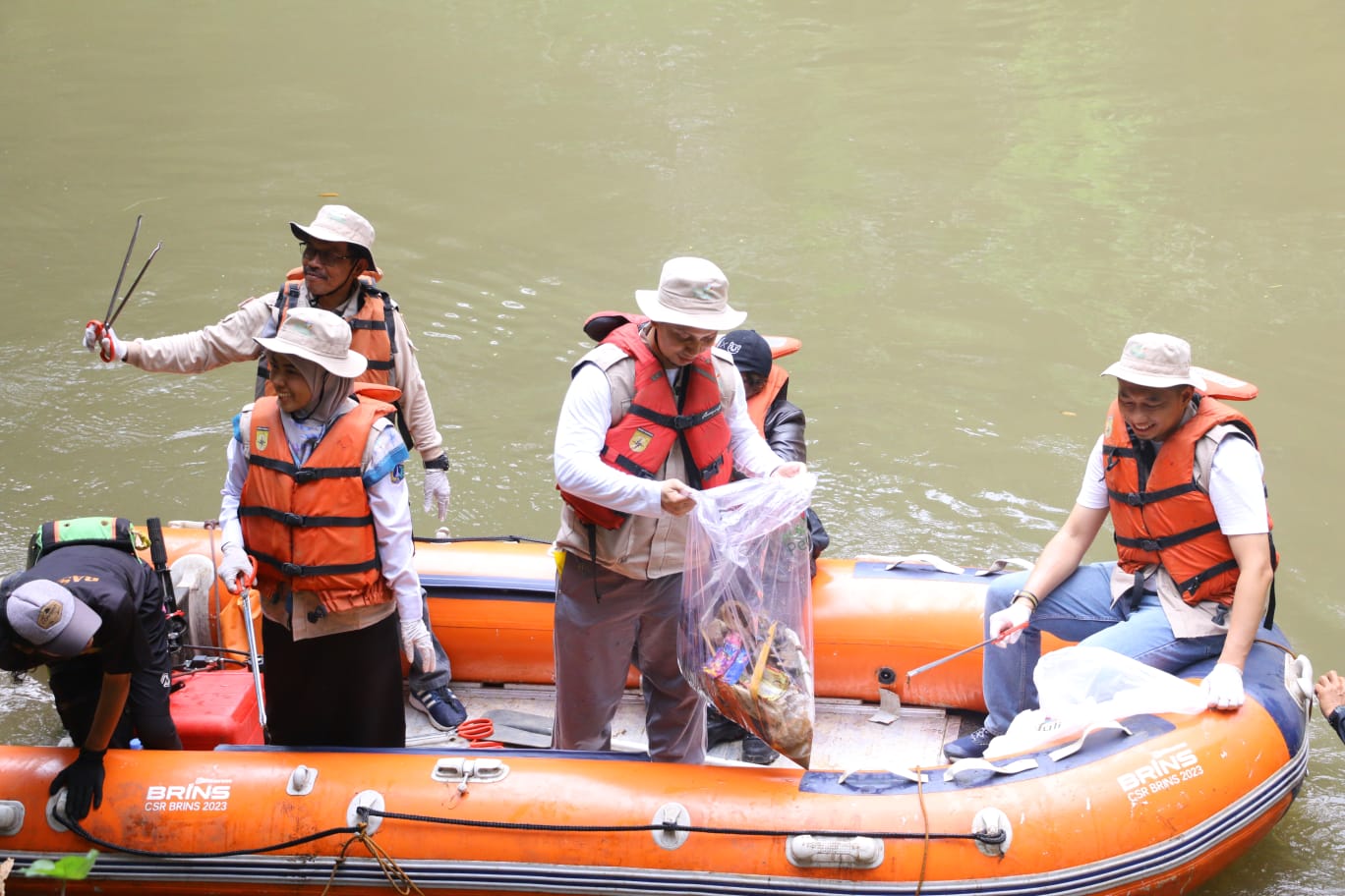 PLN memanfaatkan momentum Hari Lingkungan Hidup Sedunia untuk membangun kolaborasi semangat transisi energi yang ramah lingkungan melalui pe