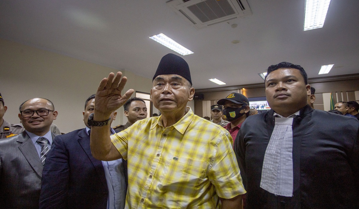 Panji Gumilang (tengah)