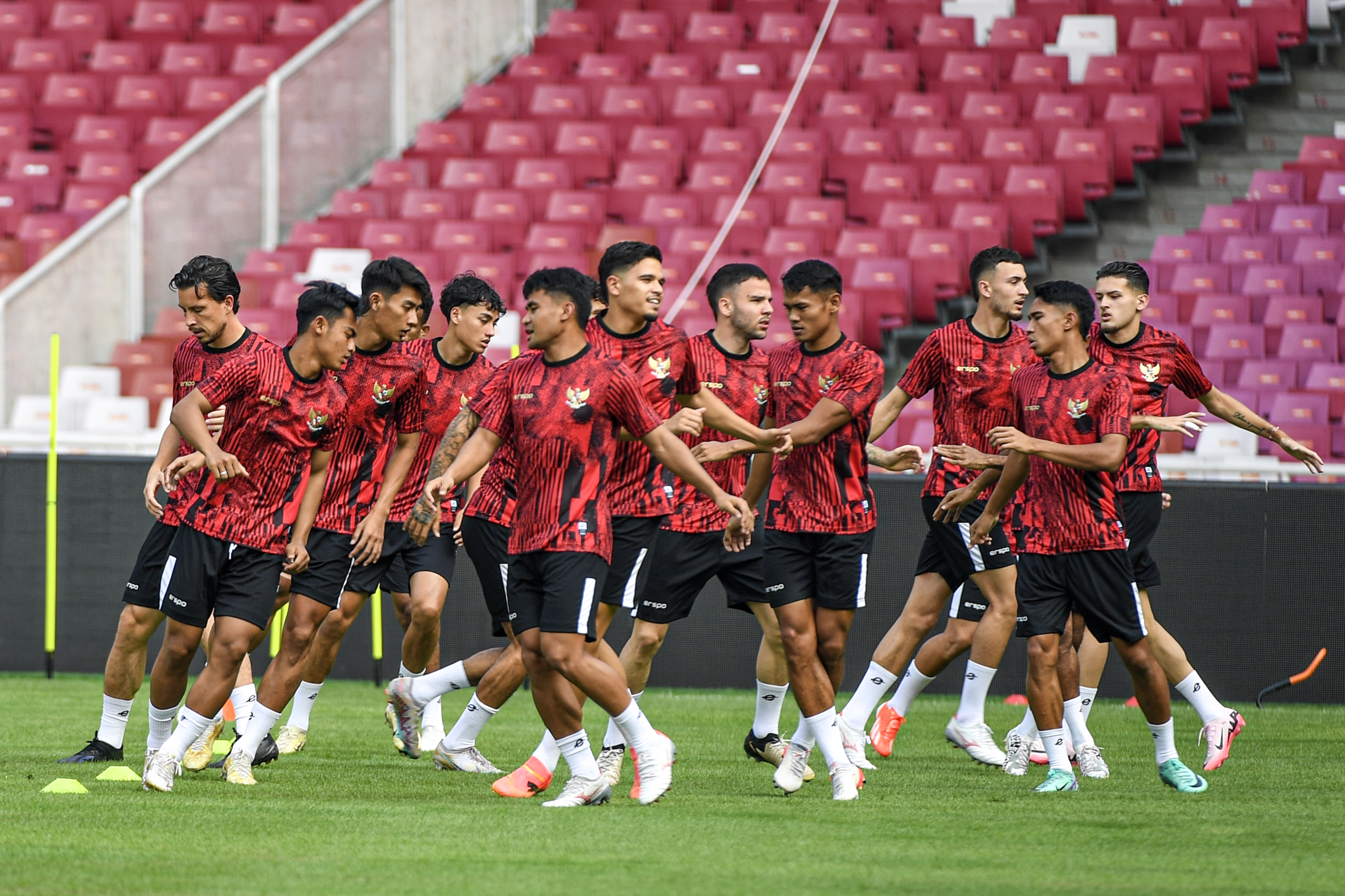  Pemain Timnas Indonesia melakukan latihan jelang pertandingan Kualifikasi Piala Dunia 2026 di SUGBK. 