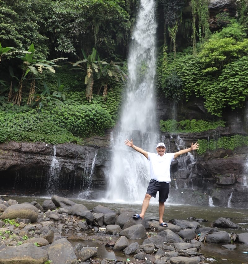 Penjabat Bupati Garut, Barnas Adjidin saat mengunjungi Curug Orok 