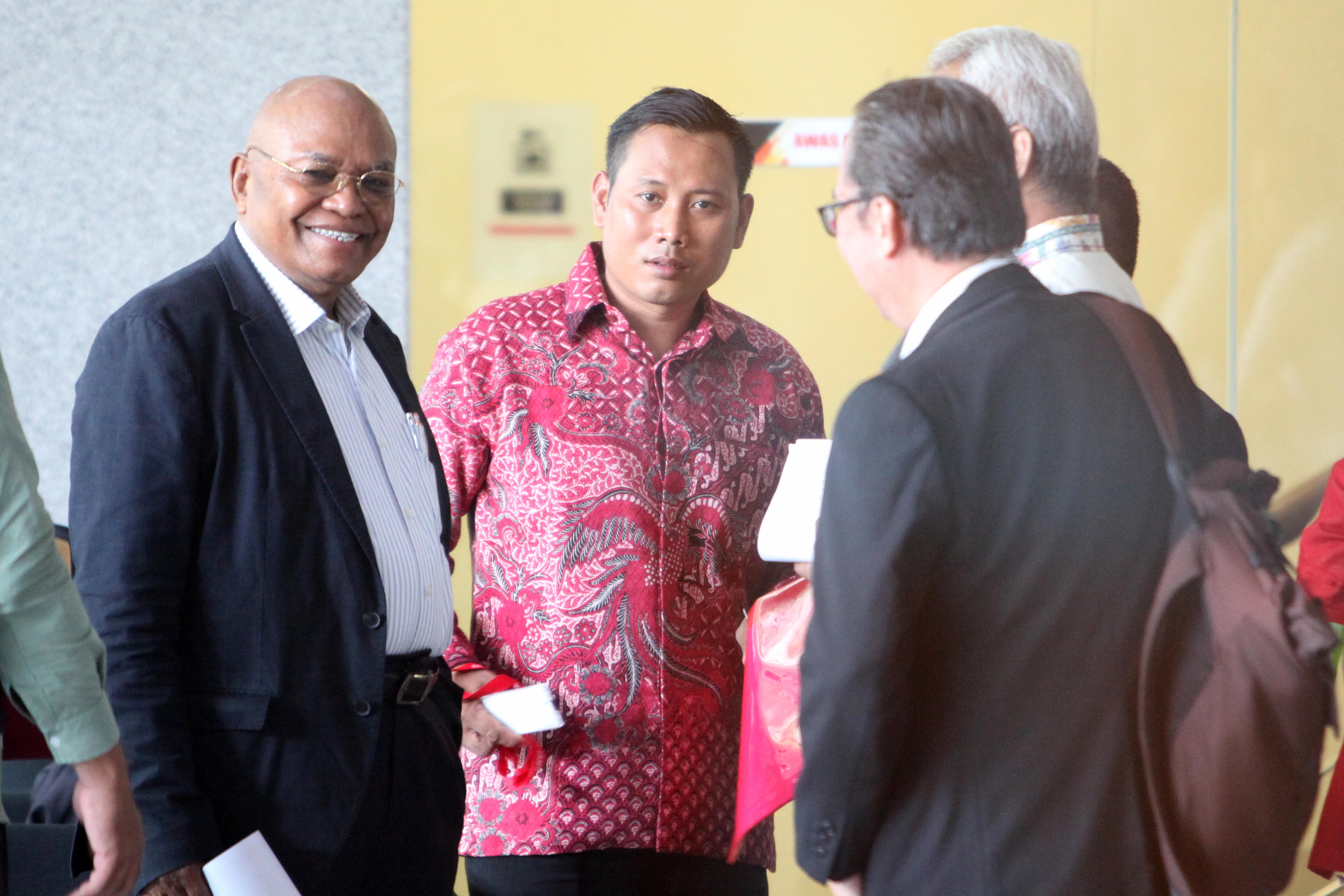 Staf Sekjen PDIP Hasto Kristiyanto, Kusnadi (kanan) berdiskusi dengan tim penasihat hukum