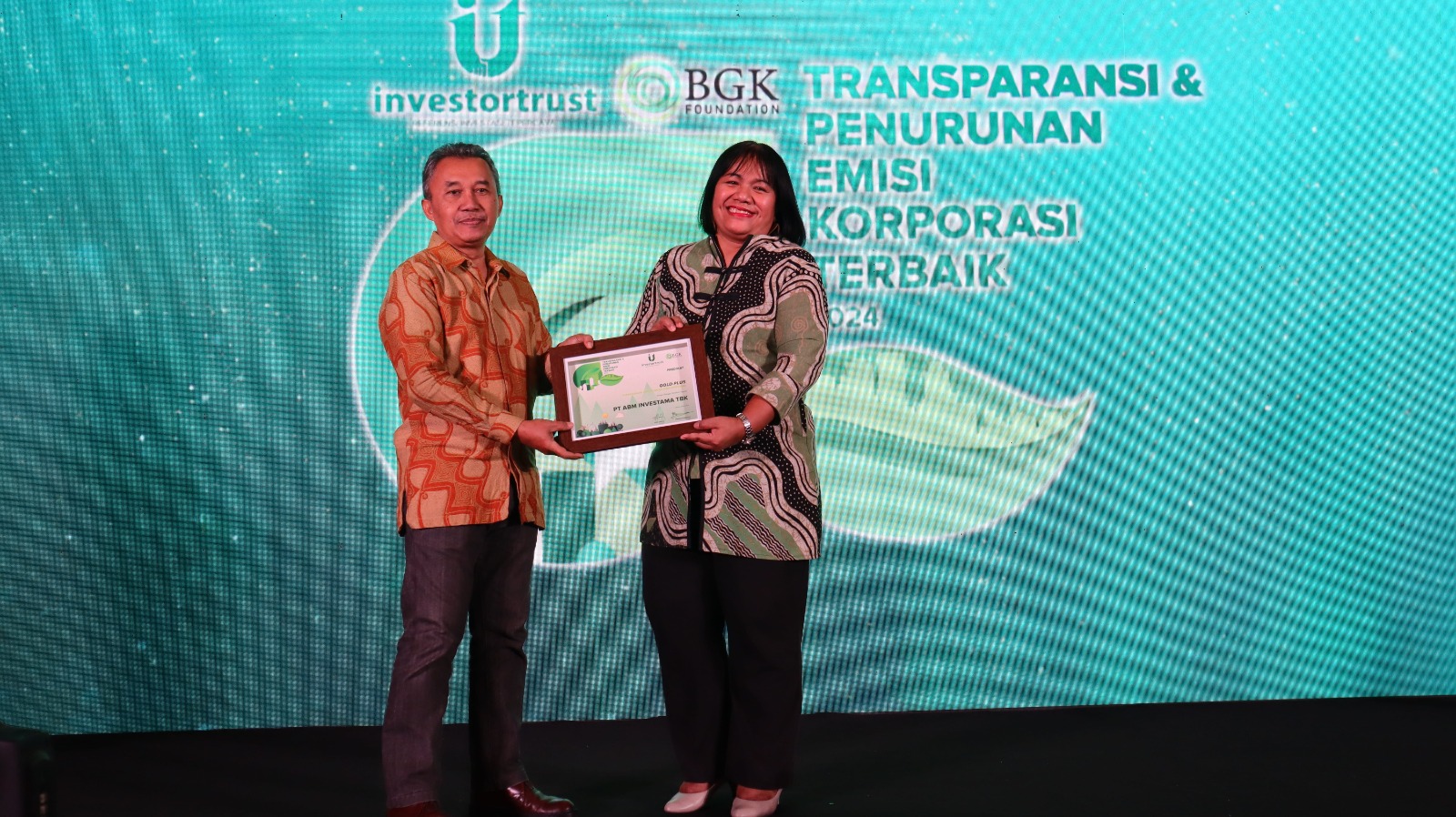Division Head of Corporate Communication & CSR ABMM Emilia K Sitompul saat menerima penghargaan dari Investortrust dan PT Bumi Global Karbon