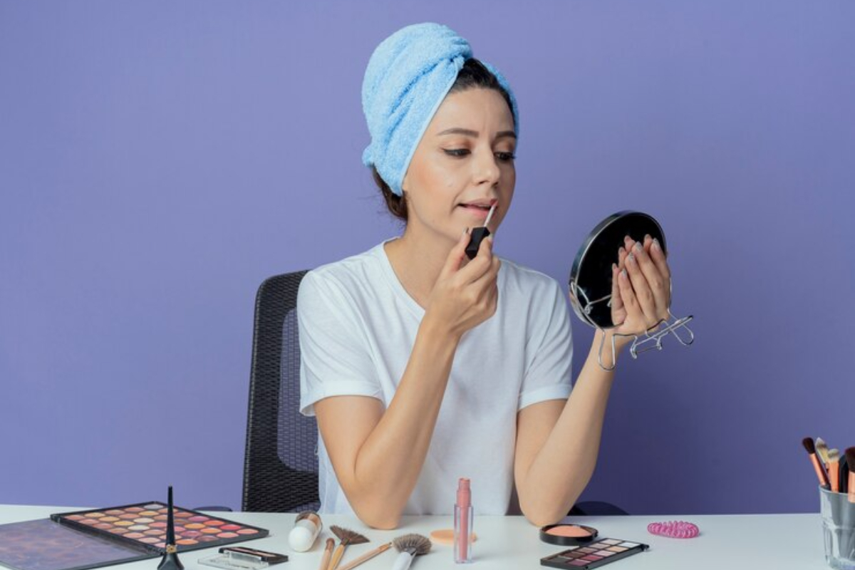 Ilustrasi, berikut cara membuat makeup agar terlihat tirus