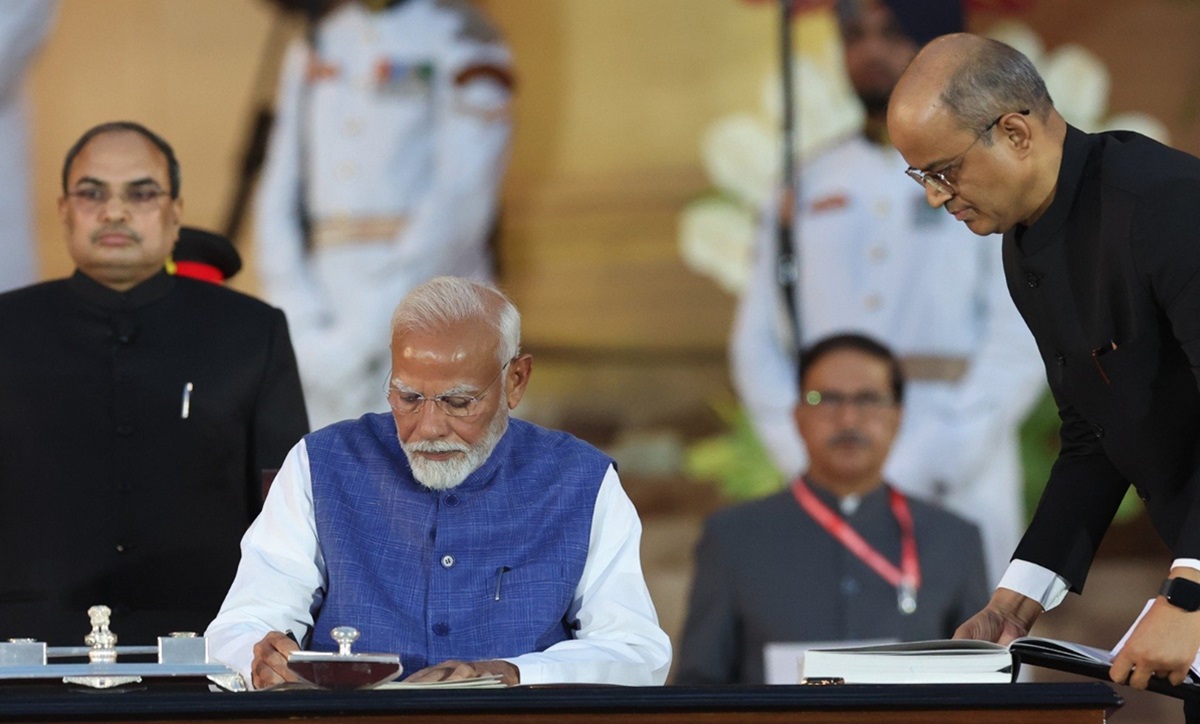 Narendra Modi telah dilantik sebagai perdana menteri India untuk masa jabatan ketiga dalam sebuah upacara megah di istana kepresidenan