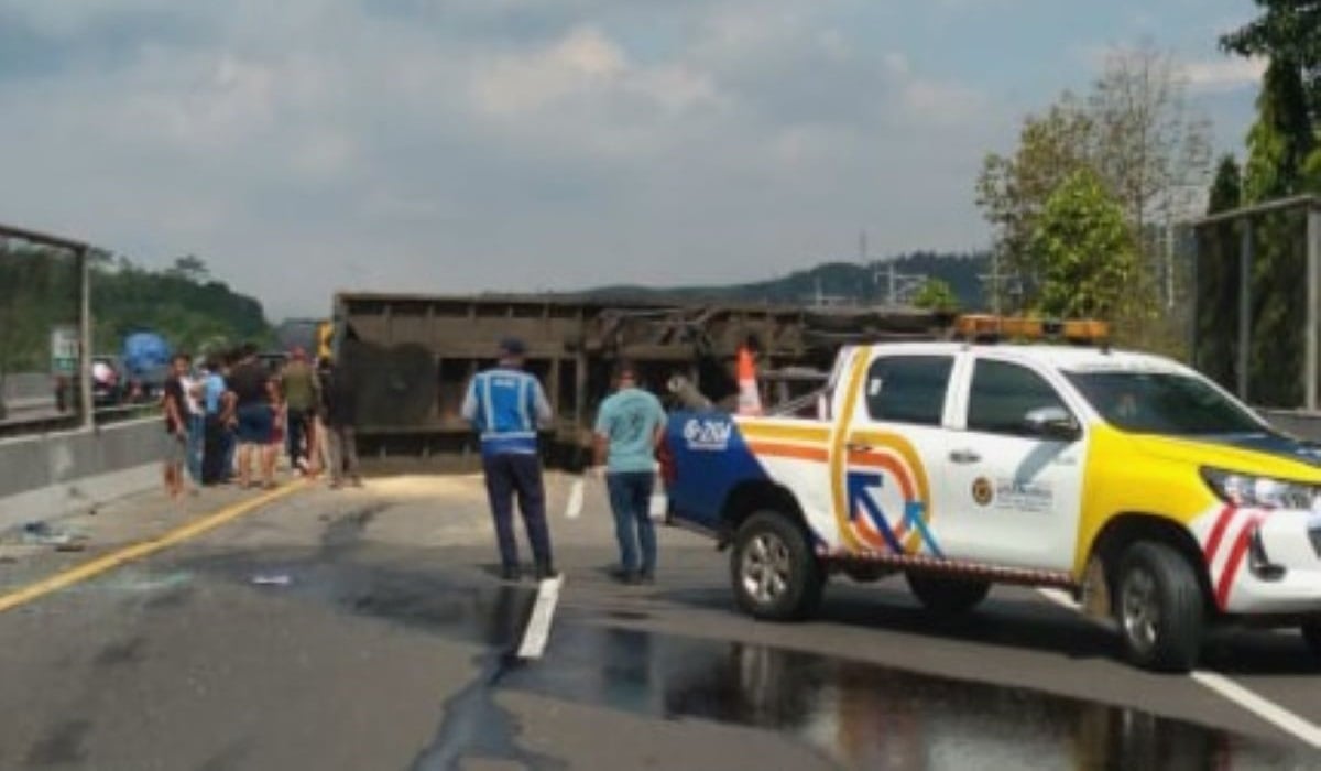 Kontainer Bawa Benang Terguling di Cipularang, Kendaraan ke Jakarta Dialihkan