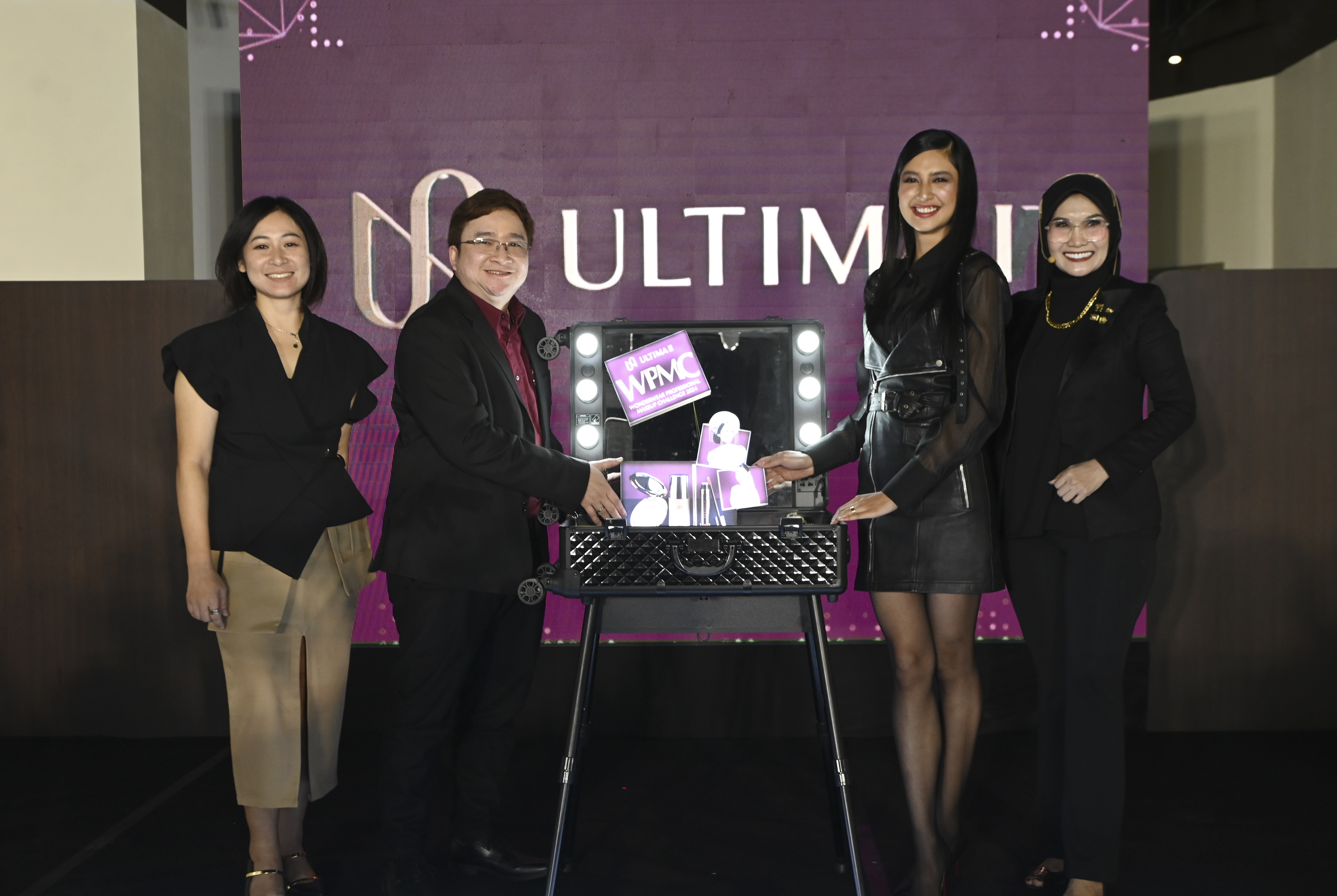 Mikha Tambayong (kedua dari kanan)