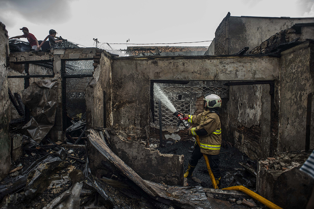 Ilustrasi upaya pemadaman kebakaran di permukiman padat di DKI Jakarta.
