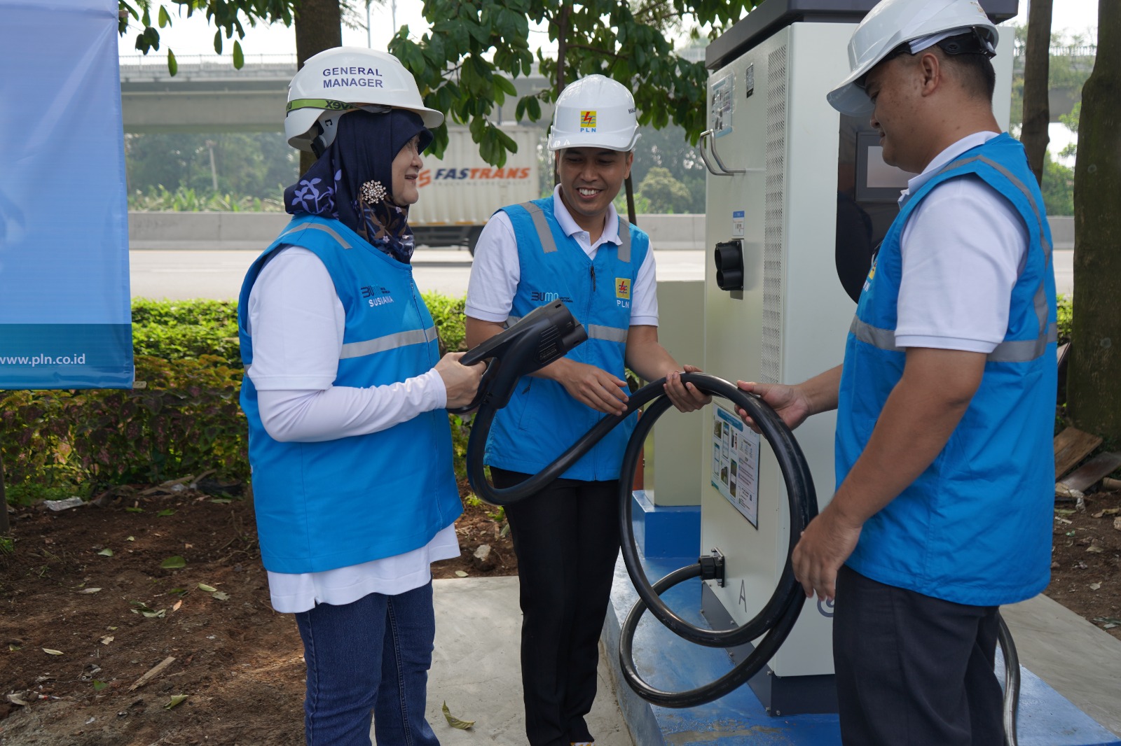 Petugas PLN Jawa Barat menyiapkan stasiun pengisian kendaraan listrik umum
