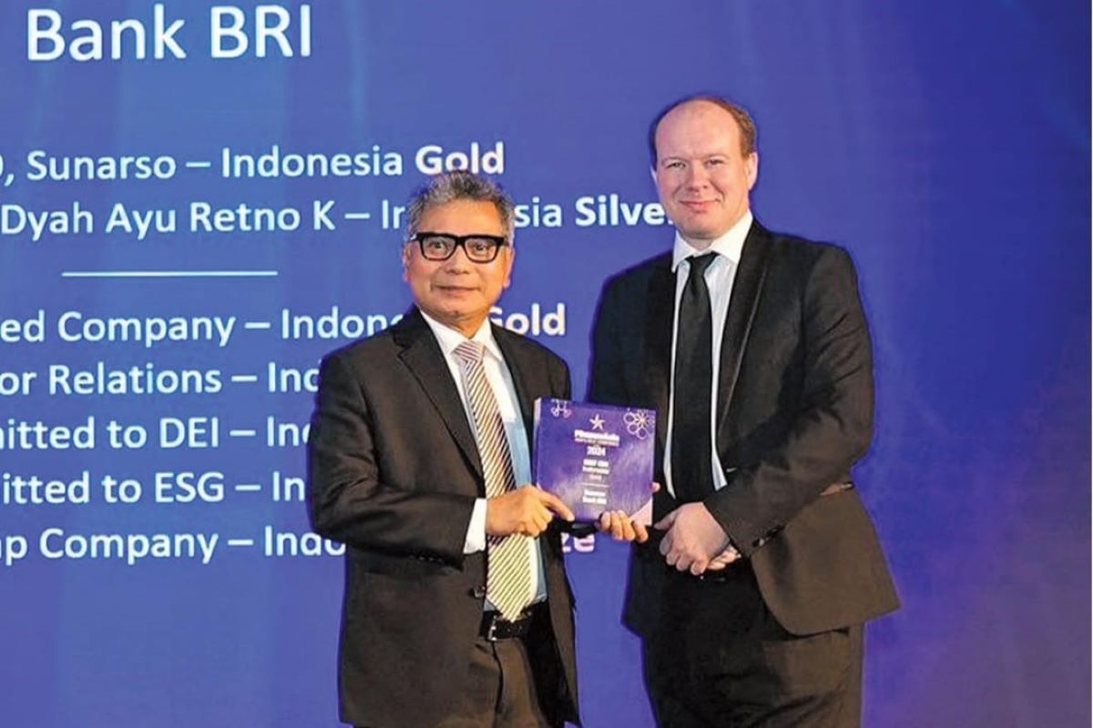 Direktur Utama BRI Sunarso menerima penghargaan dalam ajang The Finance Asia Awards 2024 yang dihelat di Hongkong.