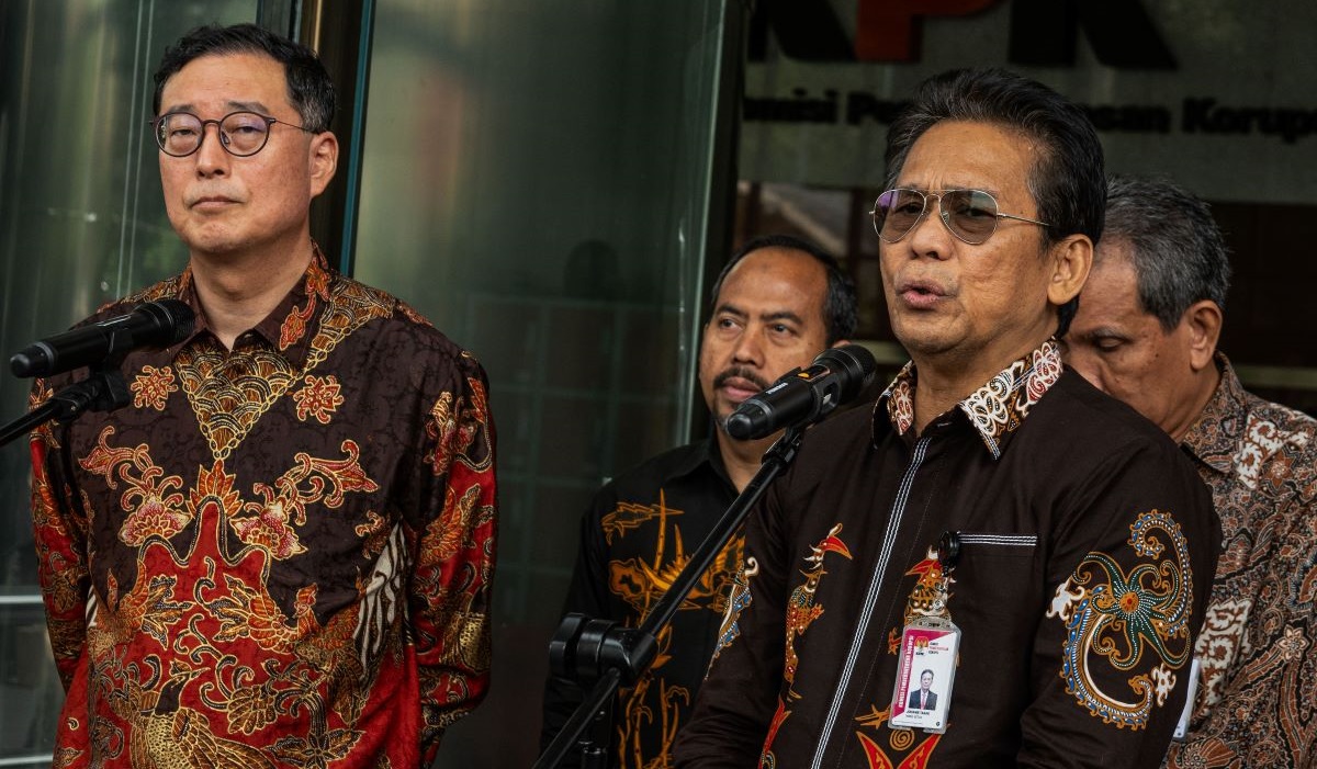 Wakil ketua KPK Johanis Tanak (kanan).