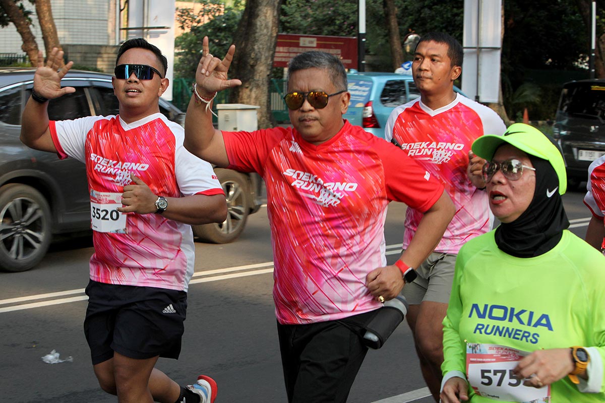  Sekjen PDI Perjuangan Hasto Kristiyanto (tengah) mengikuti Soekarno Run dalam peringatan Festival Bulan Bung Karno 2024.