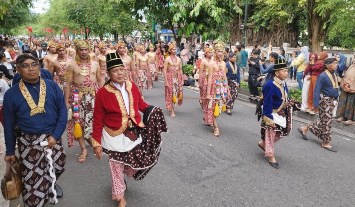 Keraton Yogyakarta menggelar Kirab Trunajaya di sepanjang Malioboro.