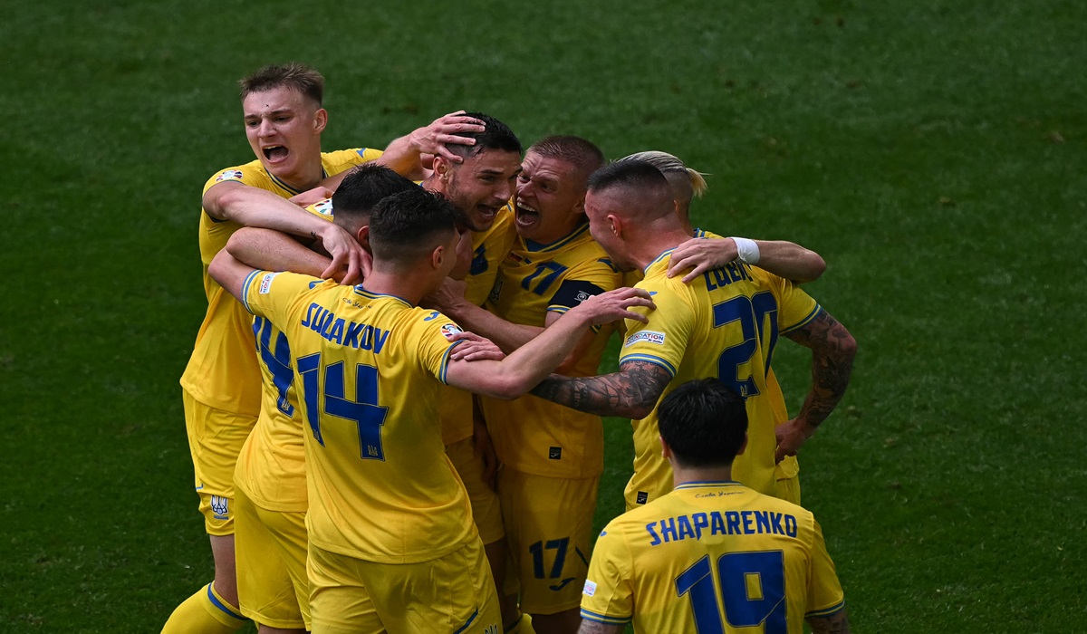 Para pemain Ukraina melakukan selebrasi usai mencetak gol ke gawang Slovakia ri laga Euro 2024.