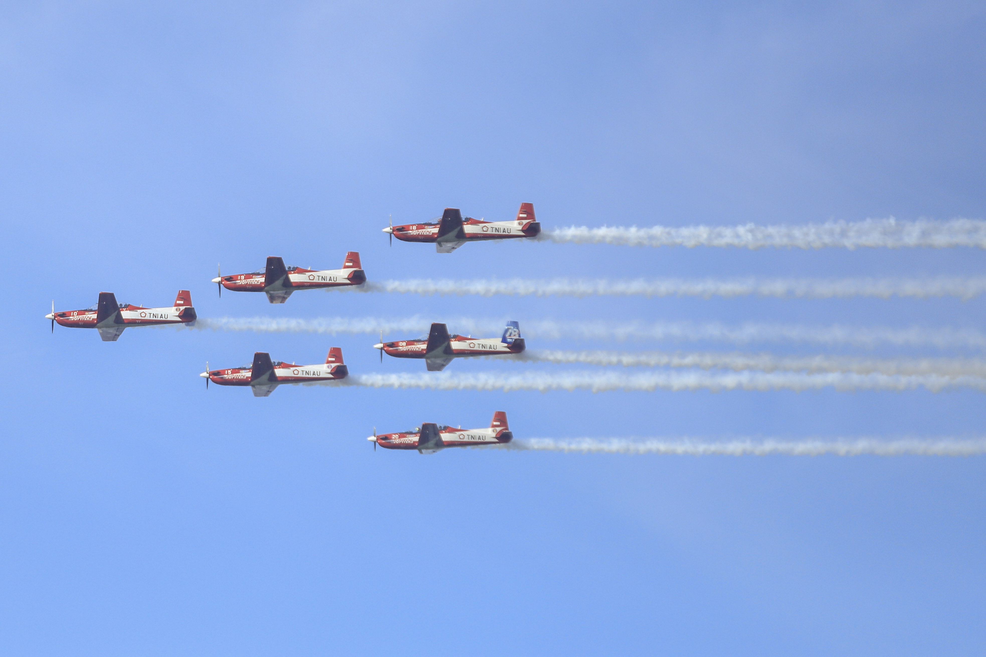 Atraksi tim Aerobatik Jupiter saat peringatan HUT ke-78 TNI-AU di Akademi Angkatan Udara, DI Yogyakarta, Senin (22/4/2024).