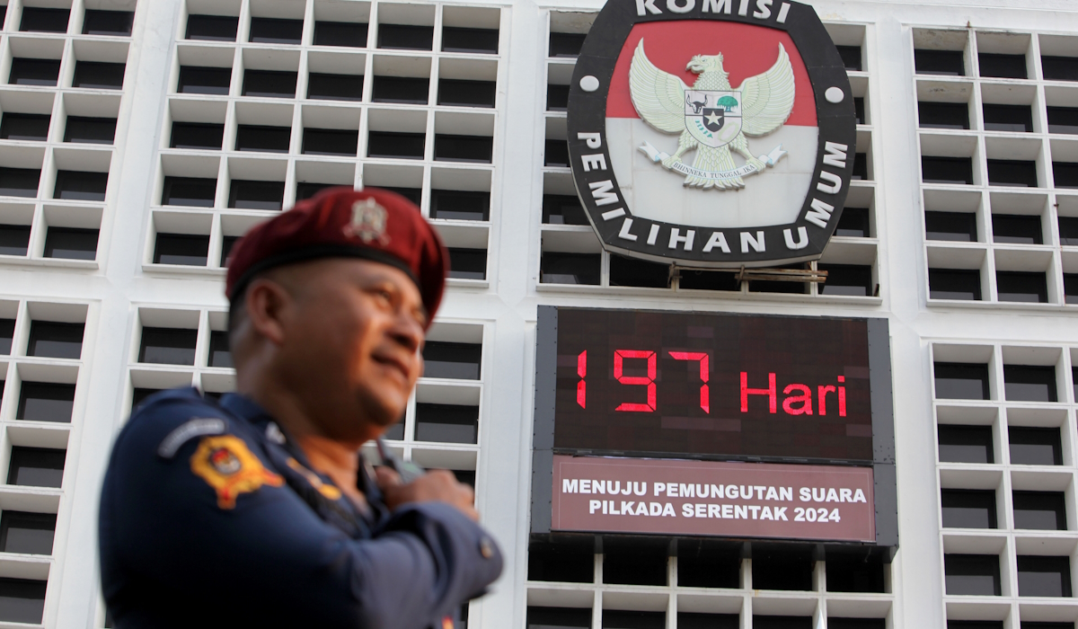 Papan elektronik berisi informasi hitung mundur pemungutan suara pilkada serentak 2024 di Gedung Komisi Pemilihan Umum (KPU) 