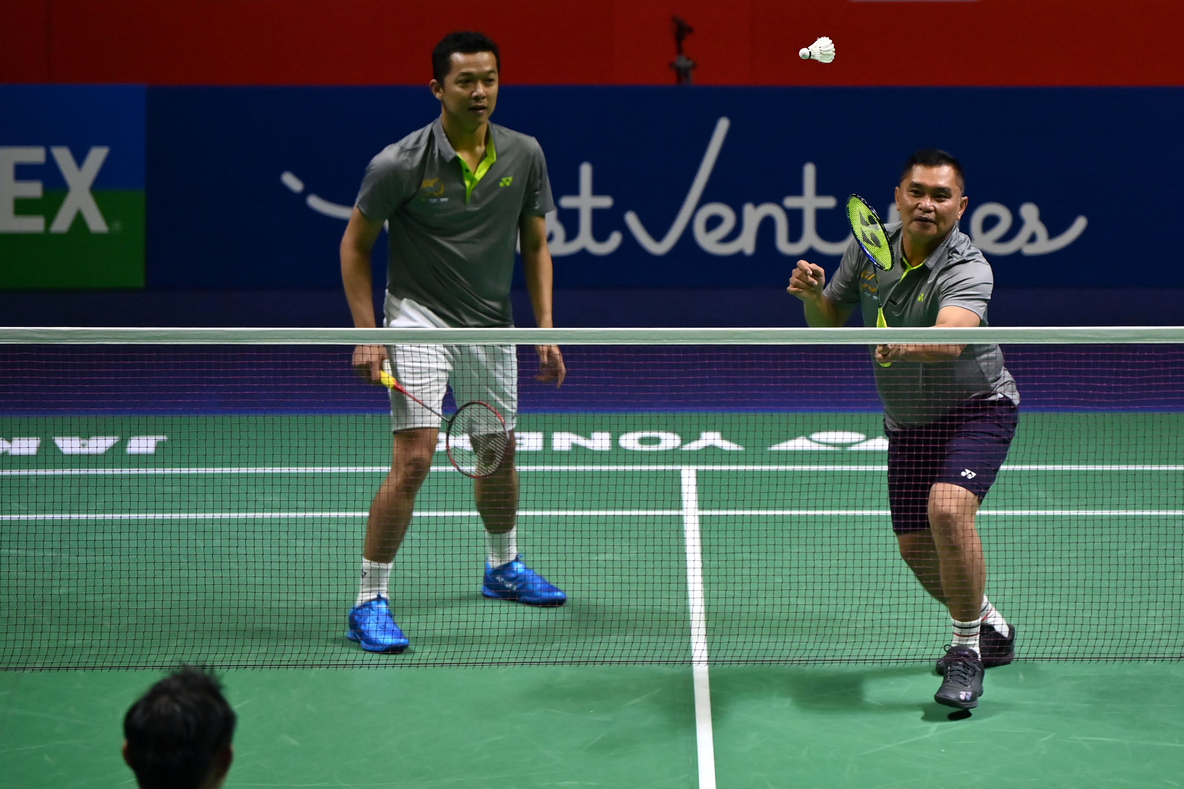 Sekjen PBSI Muhammad Fadil Imran (kanan) yang berpasangan dengan mantan pebulu tangkis Taufik Hidayat (kiri)